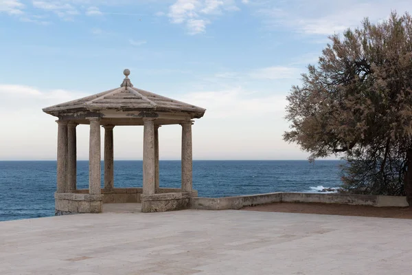 Costa Brava, Girona, Katalonya, İspanya 'daki Ronda yolunda klasik trafik çemberi