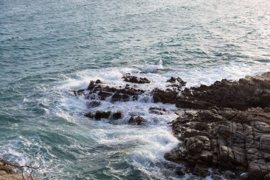 İspanya 'nın kuzeyinde, Akdeniz' deki Costa Brava 'daki kayalar ve kayalıklar.