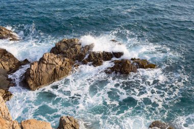 Costa brava, kayalara çarpan deniz, katalonya 'nın kuzeyi Akdeniz, İspanya