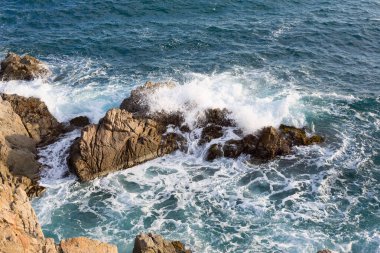 İspanya 'nın kuzeyinde, Akdeniz' deki Costa Brava 'daki kayalar ve kayalıklar.