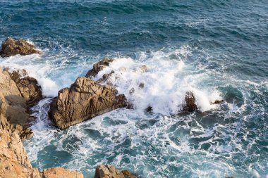 Costa brava, kayalara çarpan deniz, katalonya 'nın kuzeyi Akdeniz, İspanya