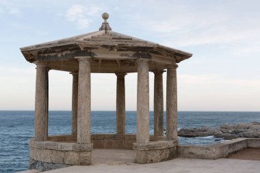 Costa Brava, Girona, Katalonya, İspanya 'daki Ronda yolunda klasik trafik çemberi