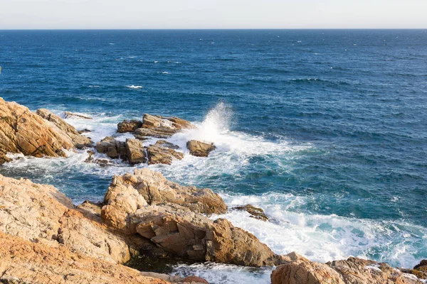İspanya 'nın kuzeyinde, Akdeniz' deki Costa Brava 'daki kayalar ve kayalıklar.