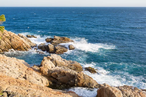 İspanya 'nın kuzeyinde, Akdeniz' deki Costa Brava 'daki kayalar ve kayalıklar.