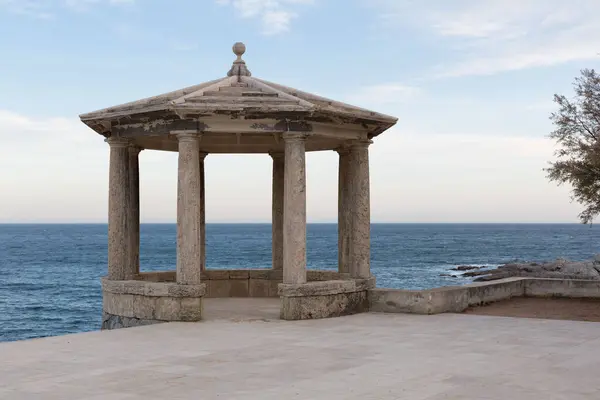 Costa Brava, Girona, Katalonya, İspanya 'daki Ronda yolunda klasik trafik çemberi
