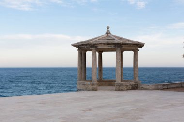 Costa Brava, Girona, Katalonya, İspanya 'daki Ronda yolunda klasik trafik çemberi