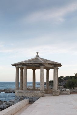 Costa Brava, Girona, Katalonya, İspanya 'daki Ronda yolunda klasik trafik çemberi