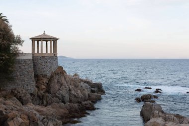 Costa Brava, Girona, Katalonya, İspanya 'daki Ronda yolunda klasik trafik çemberi