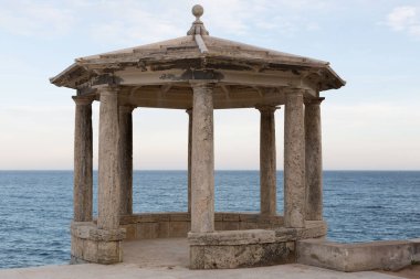 Costa Brava, Girona, Katalonya, İspanya 'daki Ronda yolunda klasik trafik çemberi
