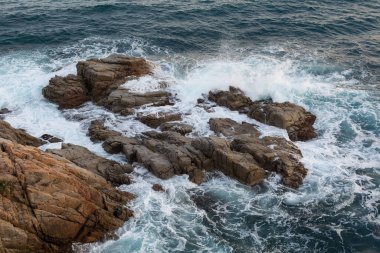 İspanya 'nın kuzeyinde, Akdeniz' deki Costa Brava 'daki kayalar ve kayalıklar.
