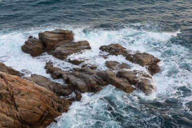 Costa brava, kayalara çarpan deniz, katalonya 'nın kuzeyi Akdeniz, İspanya