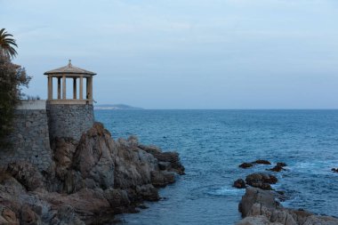 Costa Brava, Girona, Katalonya, İspanya 'daki Ronda yolunda klasik trafik çemberi