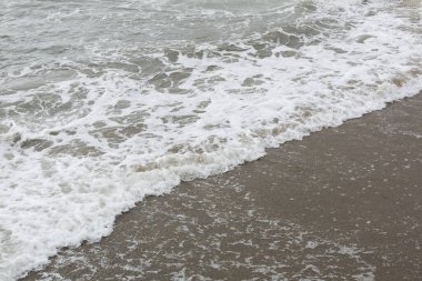 Waves, bad sea, waves crashing against the harbor and against the rock.