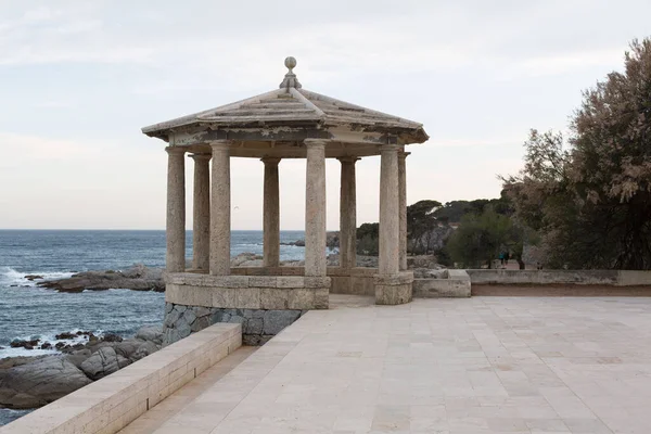 Costa Brava, Girona, Katalonya, İspanya 'daki Ronda yolunda klasik trafik çemberi