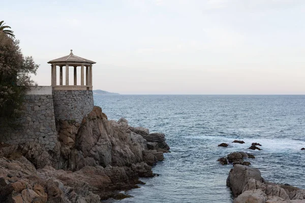 Costa Brava, Girona, Katalonya, İspanya 'daki Ronda yolunda klasik trafik çemberi