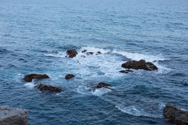 Costa brava, kayalara çarpan deniz, katalonya 'nın kuzeyi Akdeniz, İspanya