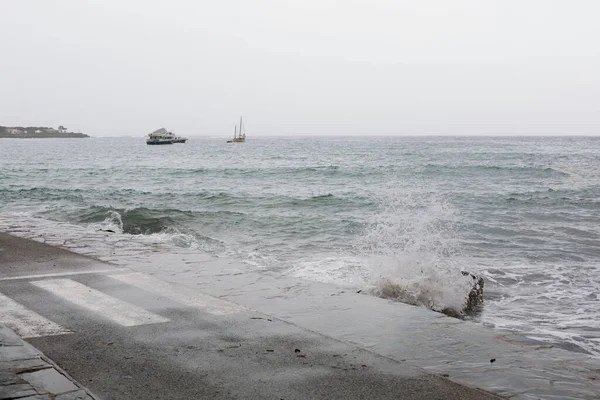 Dalgalar, kötü deniz, dalgalar limana ve kayalara çarpıyor..