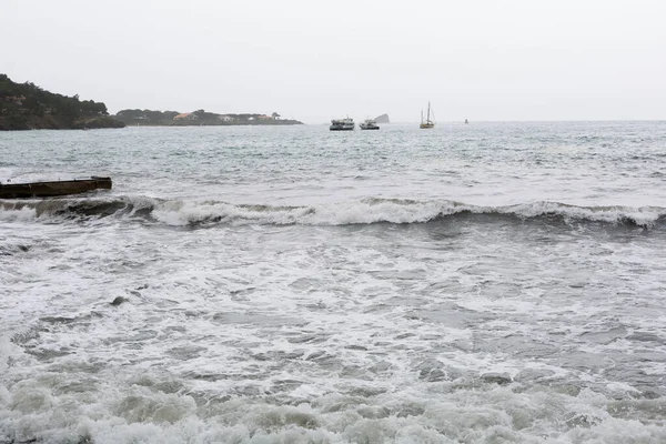 Dalgalar, kötü deniz, dalgalar limana ve kayalara çarpıyor..