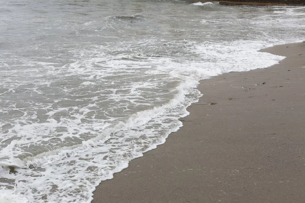 Dalgalar, kötü deniz, dalgalar limana ve kayalara çarpıyor..