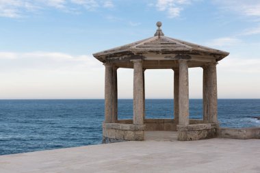 Costa Brava, Girona, Katalonya, İspanya 'daki Ronda yolunda klasik trafik çemberi