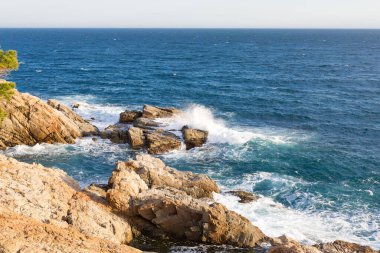 Costa Brava 'nın resmi, Akdeniz Katalonya' nın kuzeyi, İspanya.