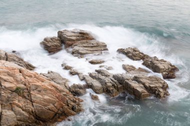 İspanya 'nın kuzeyinde, Akdeniz' deki Costa Brava 'daki kayalar ve kayalıklar.