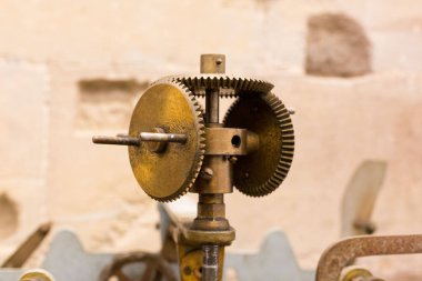 Antika saat makineleri iyi çalışıyor ve çok iyi korunuyor..