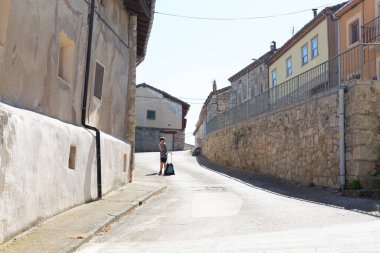 İspanya 'nın iç kesimlerindeki boş kırsal köyler, boş sokaklar.