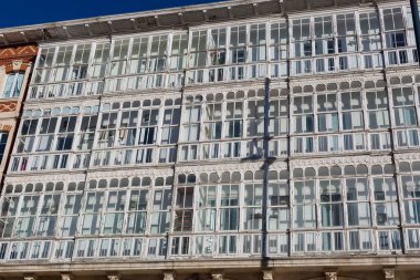 İspanya 'nın Burgos, Castilla-Leon kentinin sokakları; anıtlar ve klasik şehir pencereleri