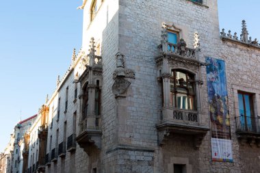 İspanya 'nın Burgos, Castilla-Leon kentinin sokakları; anıtlar ve klasik şehir pencereleri