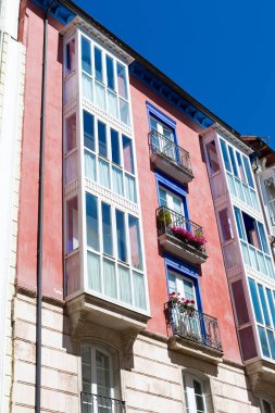 İspanya 'nın Burgos, Castilla-Leon kentinin sokakları; anıtlar ve klasik şehir pencereleri