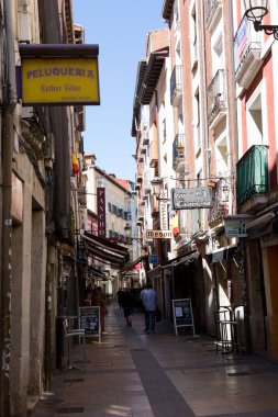 İspanya 'nın Burgos, Castilla-Leon kentinin sokakları; anıtlar ve klasik şehir pencereleri