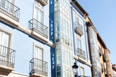 Küçük İspanyol kasabalarındaki kırsal binaların pencereleri