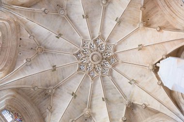 Burgos, Castilla, İspanya 'nın iç katedrali, mimari, heykel ve sunak detayları.