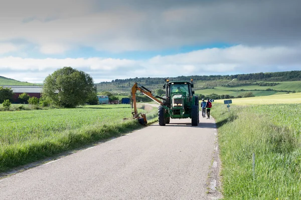 Rimozione Automatica Erbacce Una Strada Secondaria Nella Spagna Centrale Primavera — Foto Stock