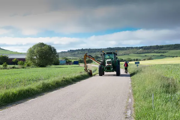 Rimozione Automatica Erbacce Una Strada Secondaria Nella Spagna Centrale Primavera — Foto Stock