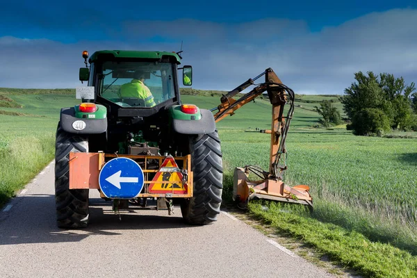 Machine Verwijdert Onkruid Een Secundaire Weg Midden Spanje Lente — Stockfoto