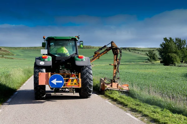 Machine Verwijdert Onkruid Een Secundaire Weg Midden Spanje Lente — Stockfoto