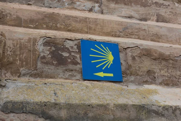 Symbol of the Camino de Santiago, indicating the direction to follow.