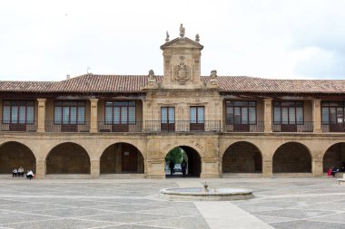Santo Domingo de la Calzada kasabası, İspanya 'nın kuzeyinde, hacılar için Santiago de Compostela yolunda bir geçiş alanı..