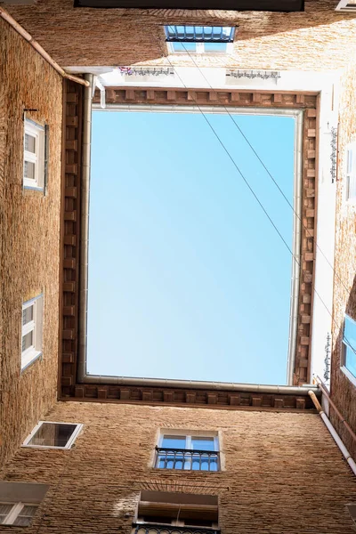 Blue Sky Seen Inner Courtyard Windows Visible — Zdjęcie stockowe
