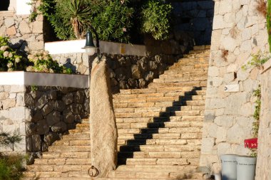 Sagaro kasabasındaki Costa Brava 'nın kıyı yolunda menir.