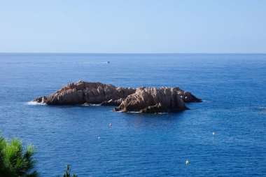 Katalan Costa Bravo 'daki Akdeniz kıyısındaki kayalar ve adalar.