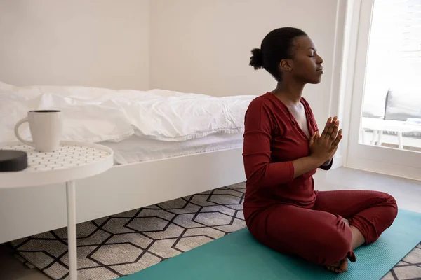 Schöne Schwarzafrikanische Frau Sitzt Auf Einer Yogamatte Schlafzimmer Meditieren Und Stockbild