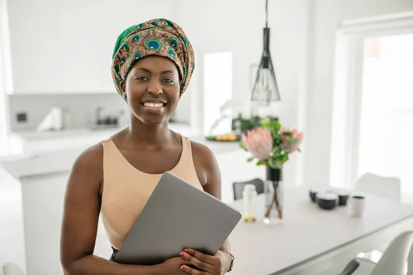 Portrait Beautiful Smiling Black African Woman Standing Modern Home Laptop — Stock Fotó
