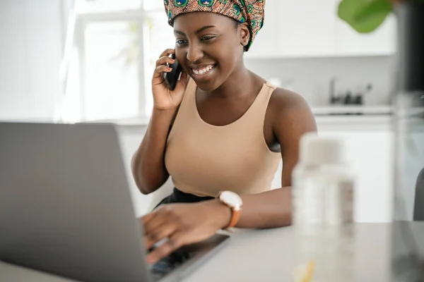 Beautiful Young African Woman Wearing Tradition Headscarf Sitting Home Working — 스톡 사진