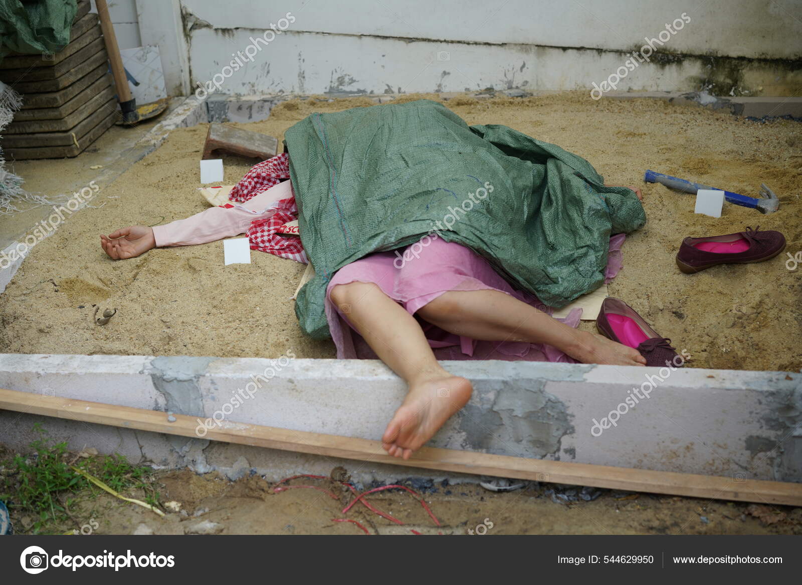 dead woman Dead Woman Lay Bag Covered Death Body Accident Murder House — ストック写真 ©  lynn.ku56@gmail.com #544629950