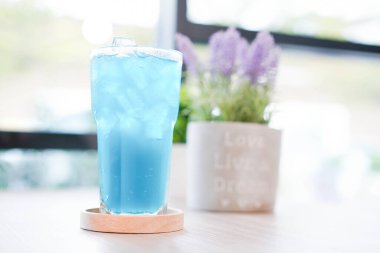 Buzda yaz için taze soğuk içecek. Sıcak bir gün ve parti için uzun bardakta, ahşap tabakla renkli bir yaz içkisi..