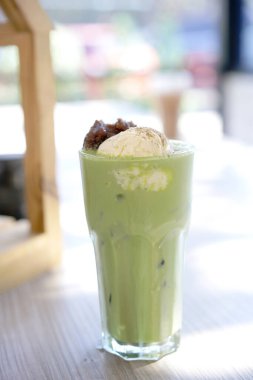 Ahşap arka planda buzlu kahve.