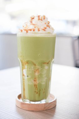 Kırmızı fasulyeli yeşil çay püresi ve kırmızı fasulyeli krema. Vanilyalı dondurma ya da krem şantili tatlı Matcha, kahve dükkanı için ünlü bir menüdür..